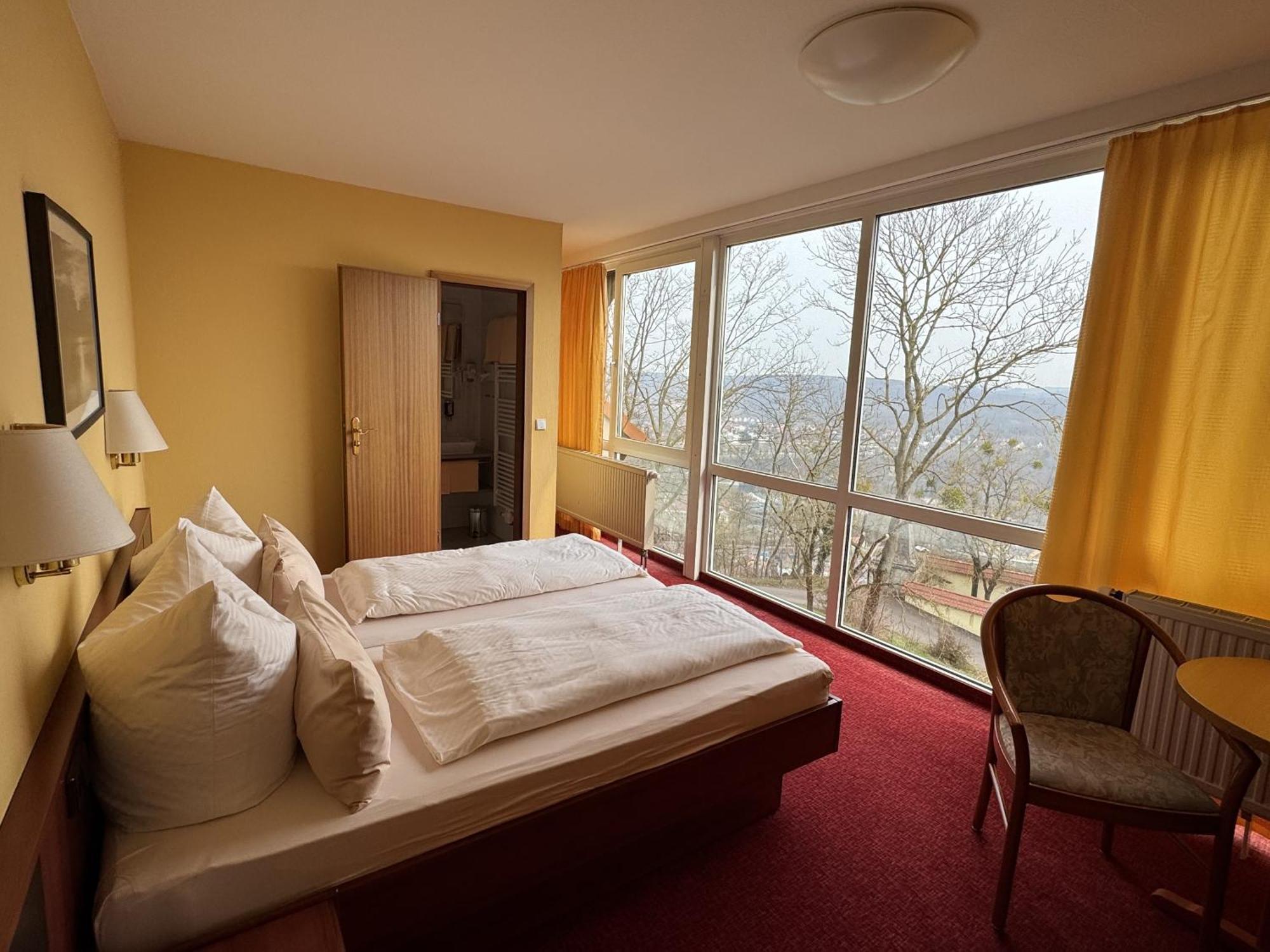 Berghotel Wilhelmsburg Bad Kosen Værelse billede